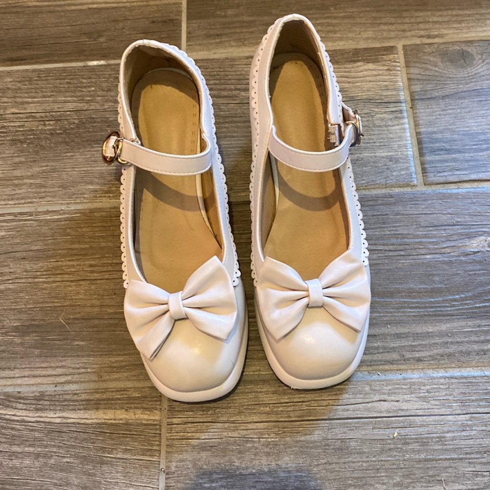 Bow heels